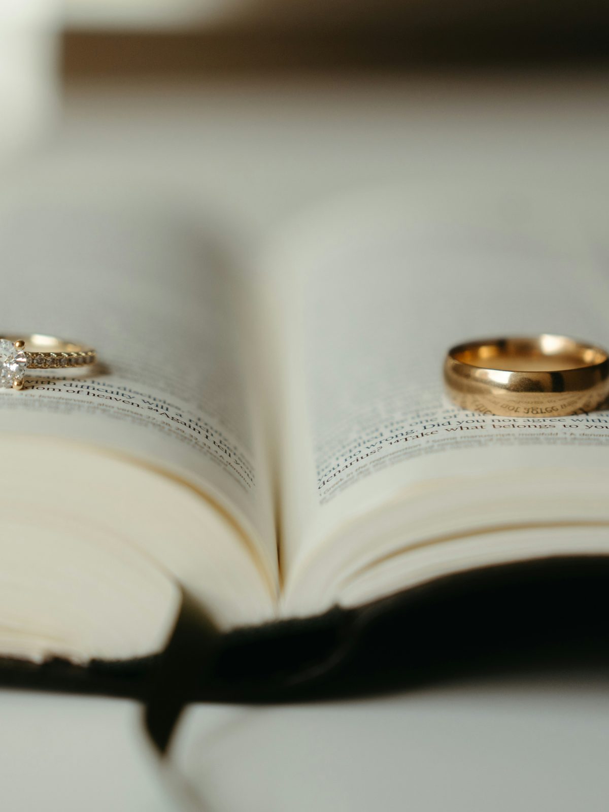 Bijbel, symbool voor de kerkelijke trouwdienst