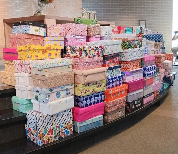 Stapels versierde schoenendozen voorin de Andreaskerk